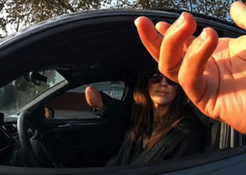 Mujer sin mano derecha recibe multa por usar el celular mientras conducía en Florida