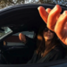 Mujer sin mano derecha recibe multa por usar el celular mientras conducía en Florida