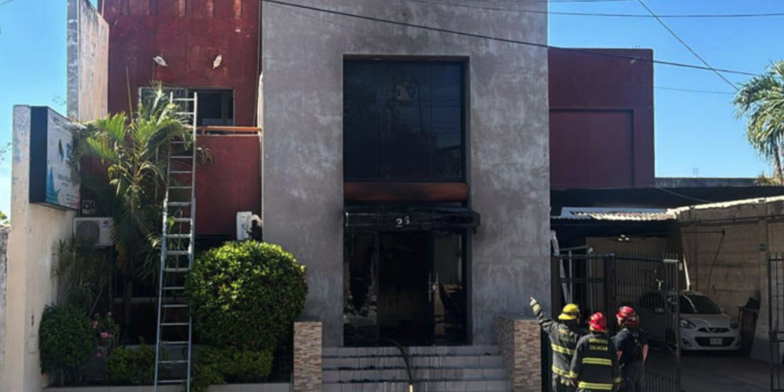 Atacan e incendian clínica privada en Culiacán; empleadas se refugiaron en un baño para salvarse