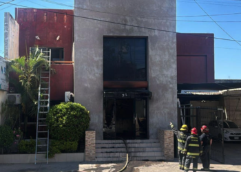 Atacan e incendian clínica privada en Culiacán; empleadas se refugiaron en un baño para salvarse