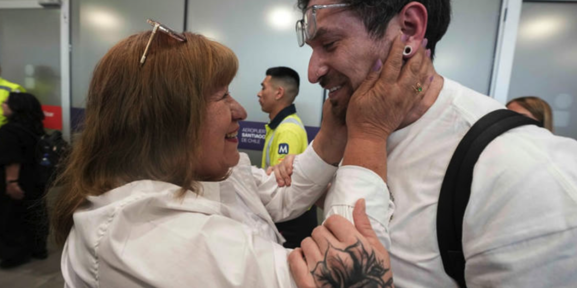 Tras 35 años, chileno robado de bebé se reencuentra con su madre biológica