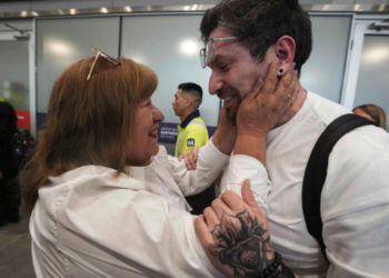Tras 35 años, chileno robado de bebé se reencuentra con su madre biológica