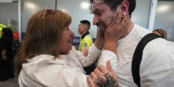 Tras 35 años, chileno robado de bebé se reencuentra con su madre biológica