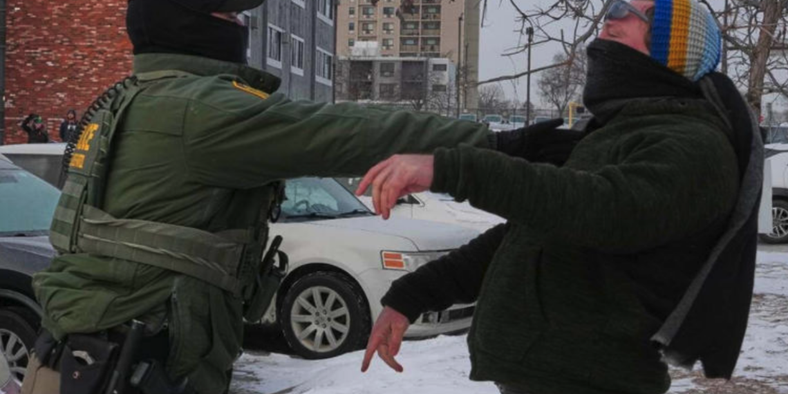 Detienen a agente del ICE acusado de dis.parar a migrante venezolano y falsear reporte en Minnesota