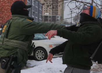 Detienen a agente del ICE acusado de dis.parar a migrante venezolano y falsear reporte en Minnesota