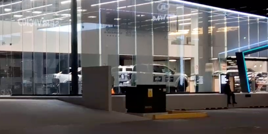 Guardia deposita 50 mil pesos tras presunta llamada de extor.sión en agencia de autos