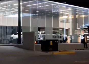 Guardia deposita 50 mil pesos tras presunta llamada de extor.sión en agencia de autos