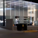 Guardia deposita 50 mil pesos tras presunta llamada de extor.sión en agencia de autos