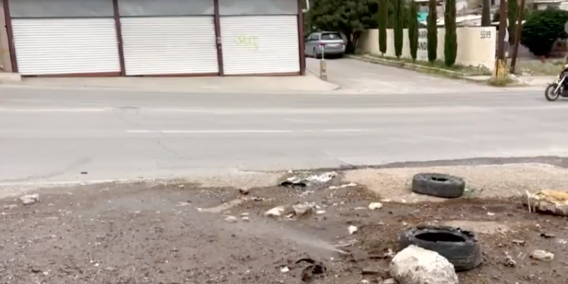 Reportan fuga de agua y presunta toma clandestina en la colonia Azteca
