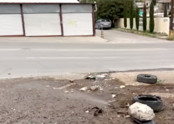 Reportan fuga de agua y presunta toma clandestina en la colonia Azteca