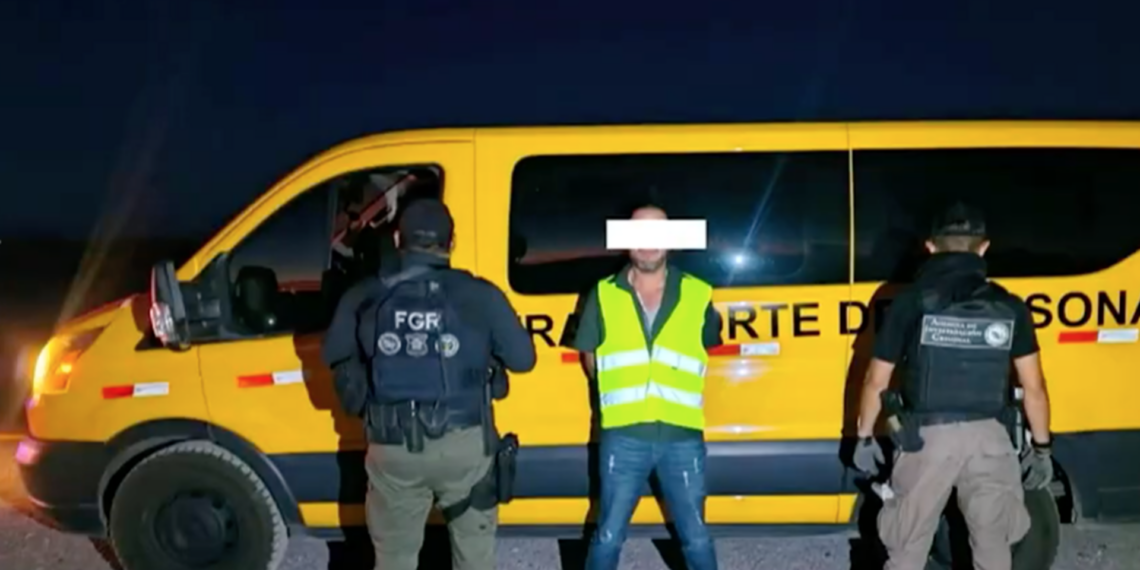 Detienen a hombre con cargamento de dro.ga y ar.ma oculta en falso transporte de personal