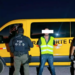 Detienen a hombre con cargamento de dro.ga y ar.ma oculta en falso transporte de personal