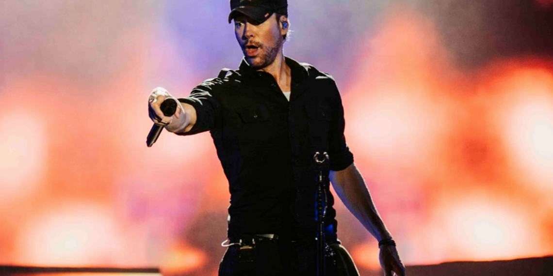 Video viral: Enrique Iglesias besa a cadete en Tabasco y su reacción sorprende en redes