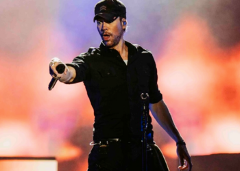 Video viral: Enrique Iglesias besa a cadete en Tabasco y su reacción sorprende en redes