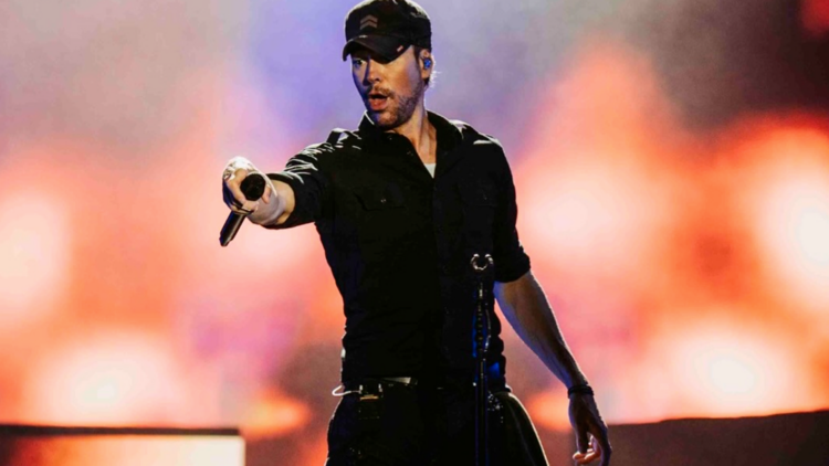Video viral: Enrique Iglesias besa a cadete en Tabasco y su reacción sorprende en redes