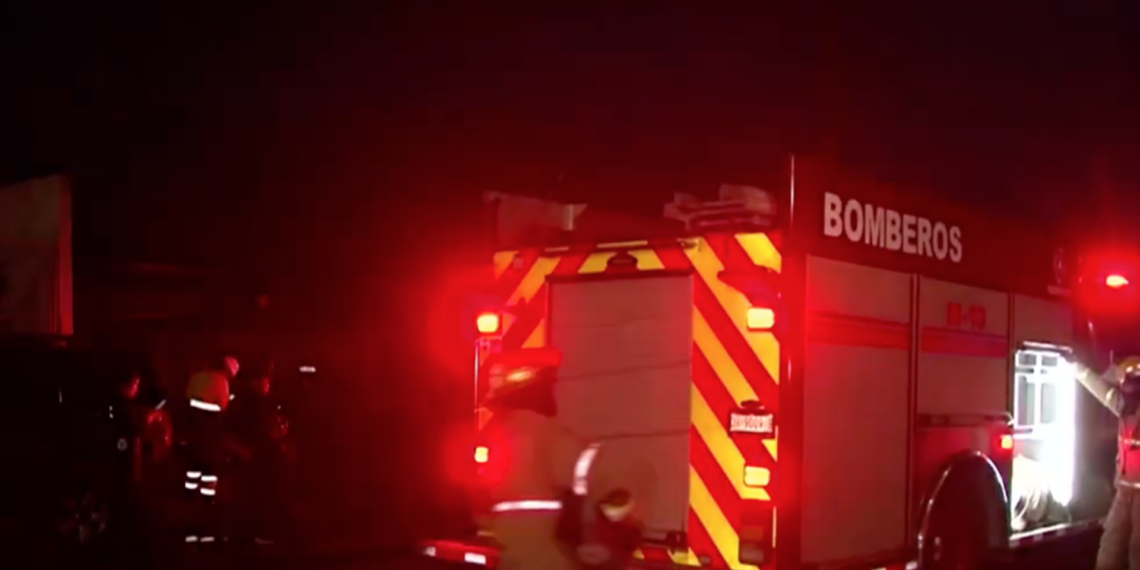 Voraz incendio consume inmueble y destruye limusina en Partido Romero