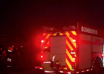 Voraz incendio consume inmueble y destruye limusina en Partido Romero
