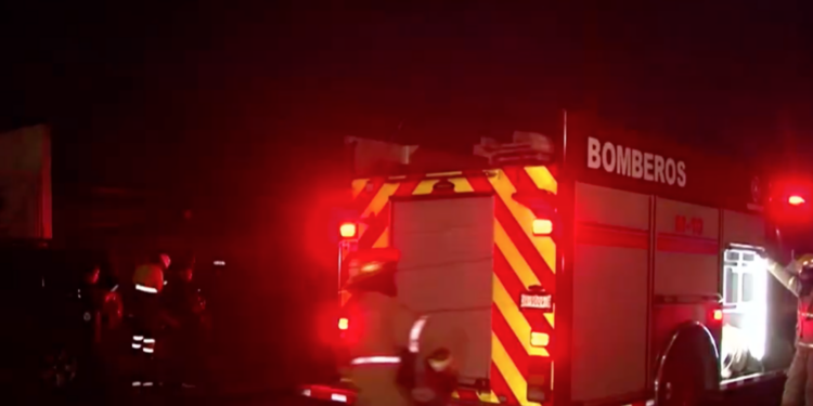 Voraz incendio consume inmueble y destruye limusina en Partido Romero