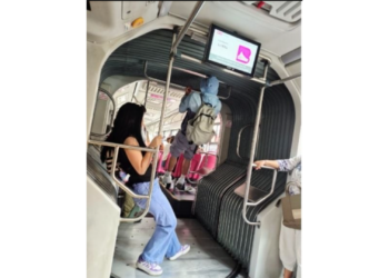 Usuario se vuelve viral por hacer dominadas dentro del Metrobús de la CDMX