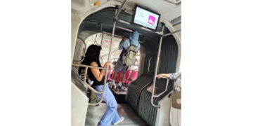 Usuario se vuelve viral por hacer dominadas dentro del Metrobús de la CDMX