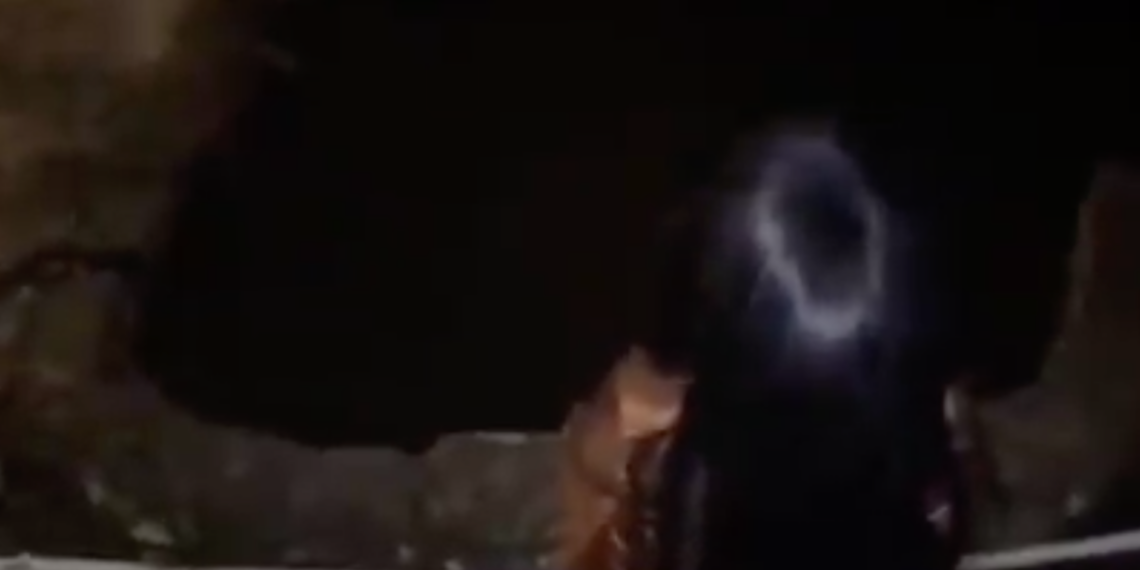 Supuesta niña fantasma aterroriza en cementerio y desata debate en redes sociales