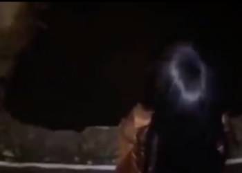 Supuesta niña fantasma aterroriza en cementerio y desata debate en redes sociales