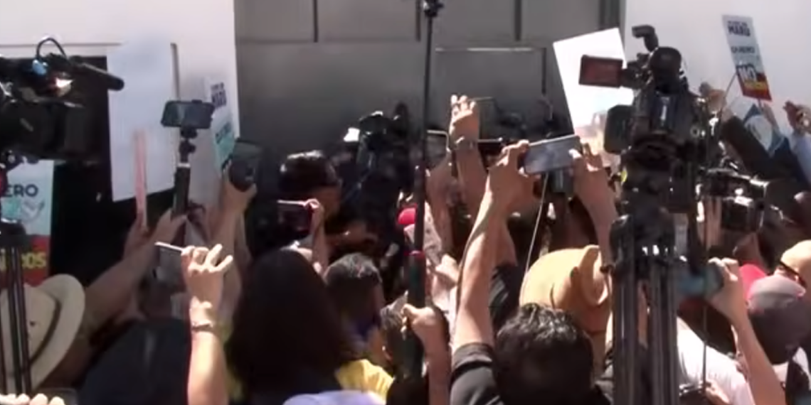 Se desata pelea entre periodistas afuera de la FGR en Ciudad Juárez