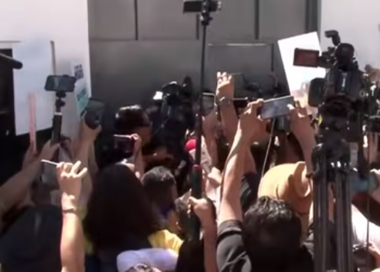 Se desata pelea entre periodistas afuera de la FGR en Ciudad Juárez