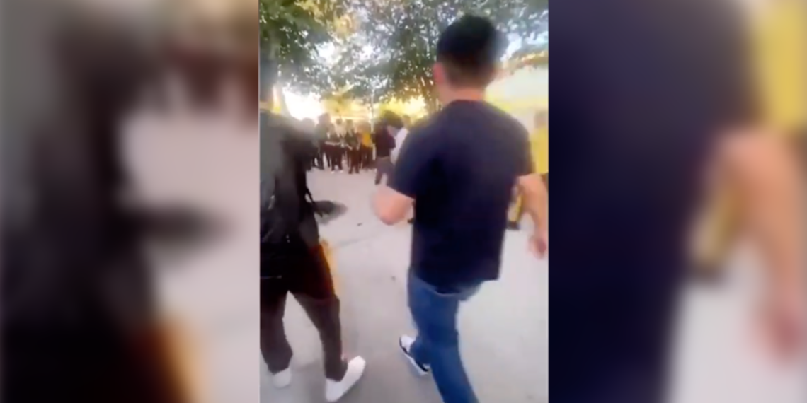 Riña estudiantil desata caos afuera de la Secundaria Federal 1 en Ciudad Juárez
