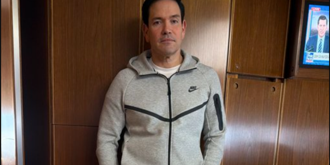 Marco Rubio aparece con el mismo outfit que usó Maduro tras su captura y desata reacciones