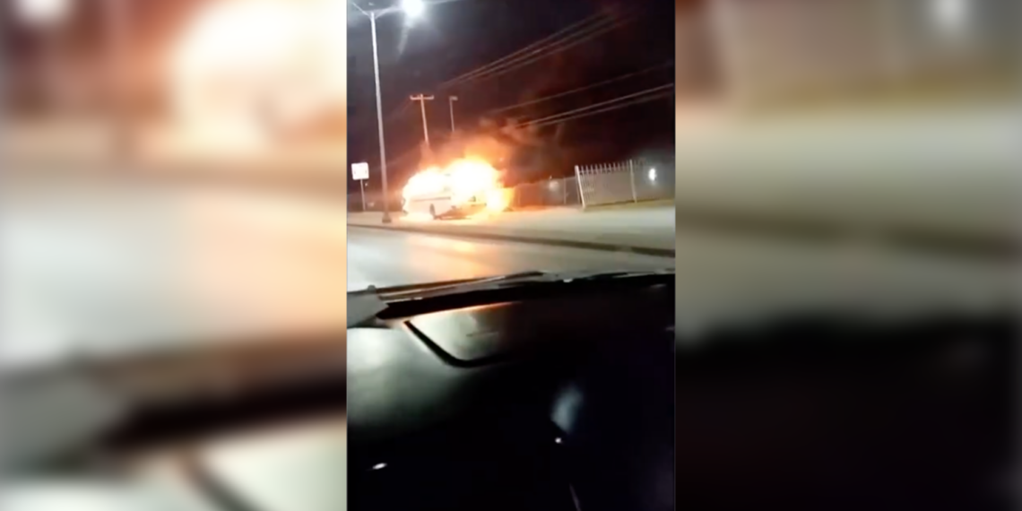 Se incendia camión de transporte de personal en el sur de Ciudad Juárez