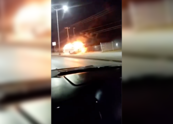 Se incendia camión de transporte de personal en el sur de Ciudad Juárez