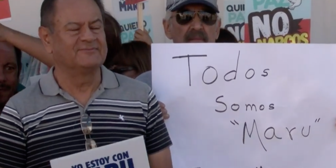 Ciudadanos se manifiestan en apoyo a Maru Campos afuera de la FGR en Ciudad Juárez