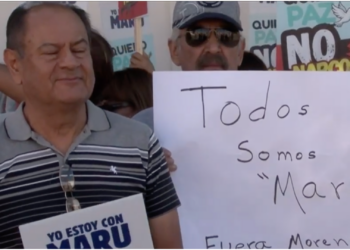 Ciudadanos se manifiestan en apoyo a Maru Campos afuera de la FGR en Ciudad Juárez