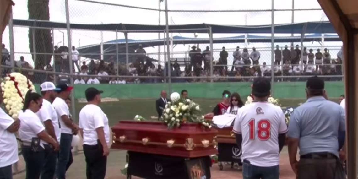 Entre aplausos y lágrimas despiden a Teo Higuera y Yesenia Torres en Ciudad Juárez