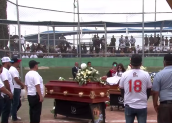 Entre aplausos y lágrimas despiden a Teo Higuera y Yesenia Torres en Ciudad Juárez