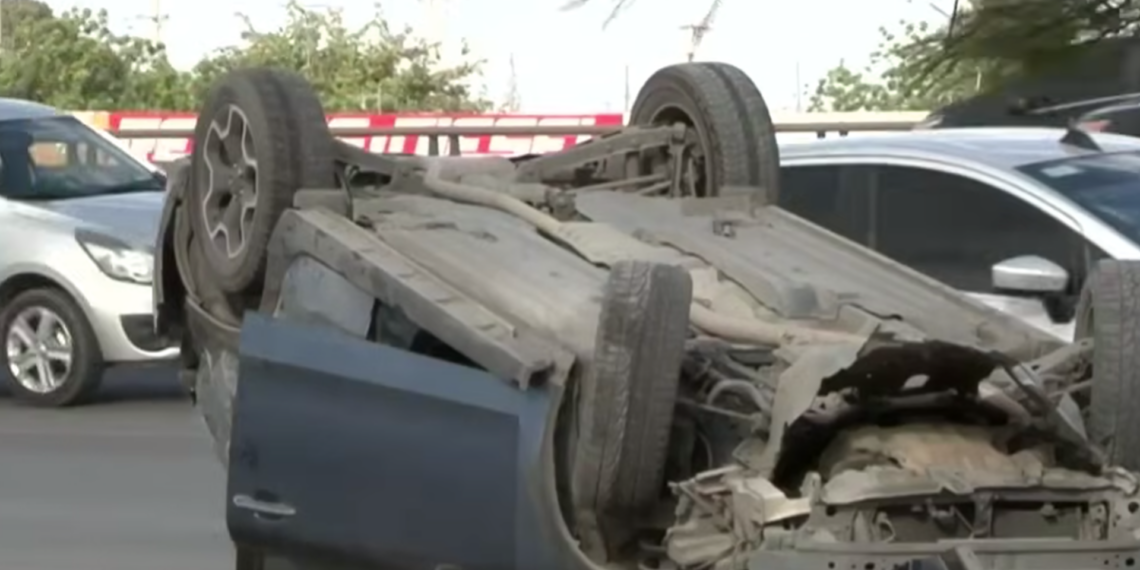 Exceso de velocidad termina en volcadura y choque entre dos camionetas