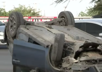 Exceso de velocidad termina en volcadura y choque entre dos camionetas