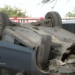 Exceso de velocidad termina en volcadura y choque entre dos camionetas