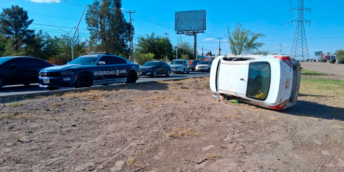 Conductor vuelca vehículo y lo abandona con pertenencias en Sorgo y Torres