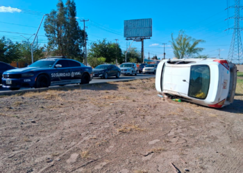 Conductor vuelca vehículo y lo abandona con pertenencias en Sorgo y Torres