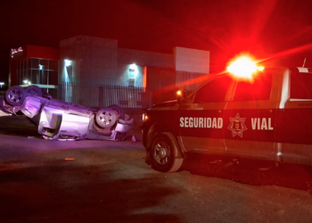 Conductora vuelca camioneta, derriba árbol y abandona la escena en Ejército Nacional