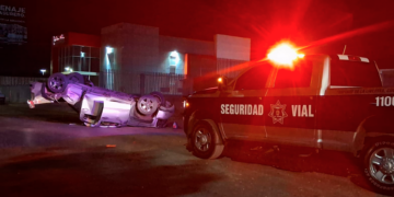 Conductora vuelca camioneta, derriba árbol y abandona la escena en Ejército Nacional