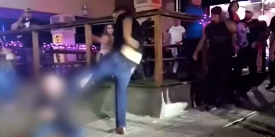 Vio.lenta ri.ña afuera de un bar deja a dos hombres inconscientes