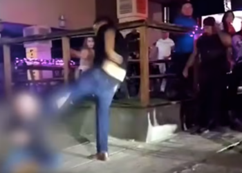 Vio.lenta ri.ña afuera de un bar deja a dos hombres inconscientes