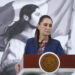 Cuauhtémoc, Ciudad de México. 17 de noviembre 2025. La presidenta constitucional de los Estados Unidos Mexicanos, la Doctora Claudia Sheinbaum Pardo en conferencia de prensa matutina en el salón de la Tesorería de Palacio Nacional. La acompañan: Iván Escalante, Procurador Federal del Consumidor (Profeco); Ariadna Montiel, secretaria de Bienestar. ; Mario Delgado Carrillo, secretario de Educación Pública; Marath Bolaños López, secretario del Trabajo y Previsión Social; Pamela López, Directora de la Escuela es Nuestra; Julio César León Trujillo, coordinador nacional de becas para el Bienestar y Diana Aurora Correa, subdirectora de Diseño Digital y Medios Sociales en la Unidad de Memoria Histórica. Foto: Hazel Cárdenas/Presidencia