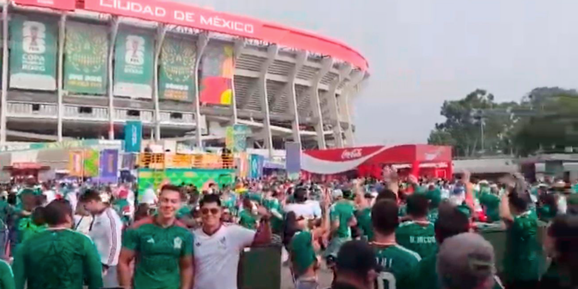 Aficionados comienzan a ingresar al Estadio Ciudad de México para el arranque del Mundial