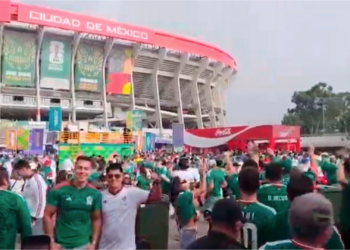 Aficionados comienzan a ingresar al Estadio Ciudad de México para el arranque del Mundial