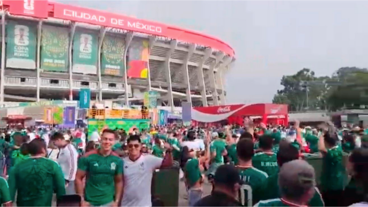 Aficionados comienzan a ingresar al Estadio Ciudad de México para el arranque del Mundial