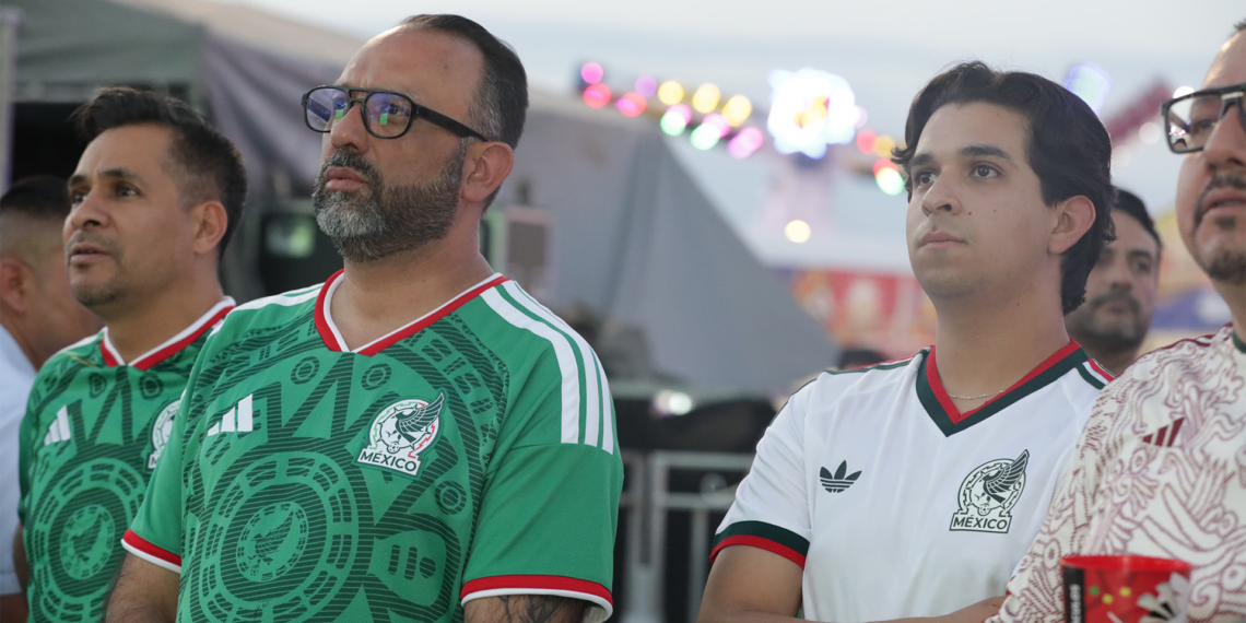 Héctor Ortiz convive con familias juarenses durante transmisión del partido México vs Corea